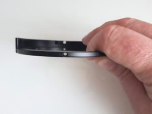 Ein Blick von oben auf die UFC-Basis zeigt eines der sechs Löcher (unten der Kamera am nächsten), die einen Baader S70 Schwalbenschwanz-Teleskop-Seitenadapter sichern.