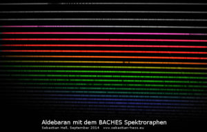 Roter Riese (α Tau) mit zahlreichen Linien vor den BACHES Echellespektrographen
