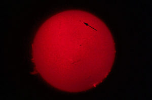 Hier wurde ein H-alpha Filter von SolarSpectrum genutzt mit dem man die Gaseruptionen (Protuberanzen) auf der Sonnenoberflche sichtbar machen kann.