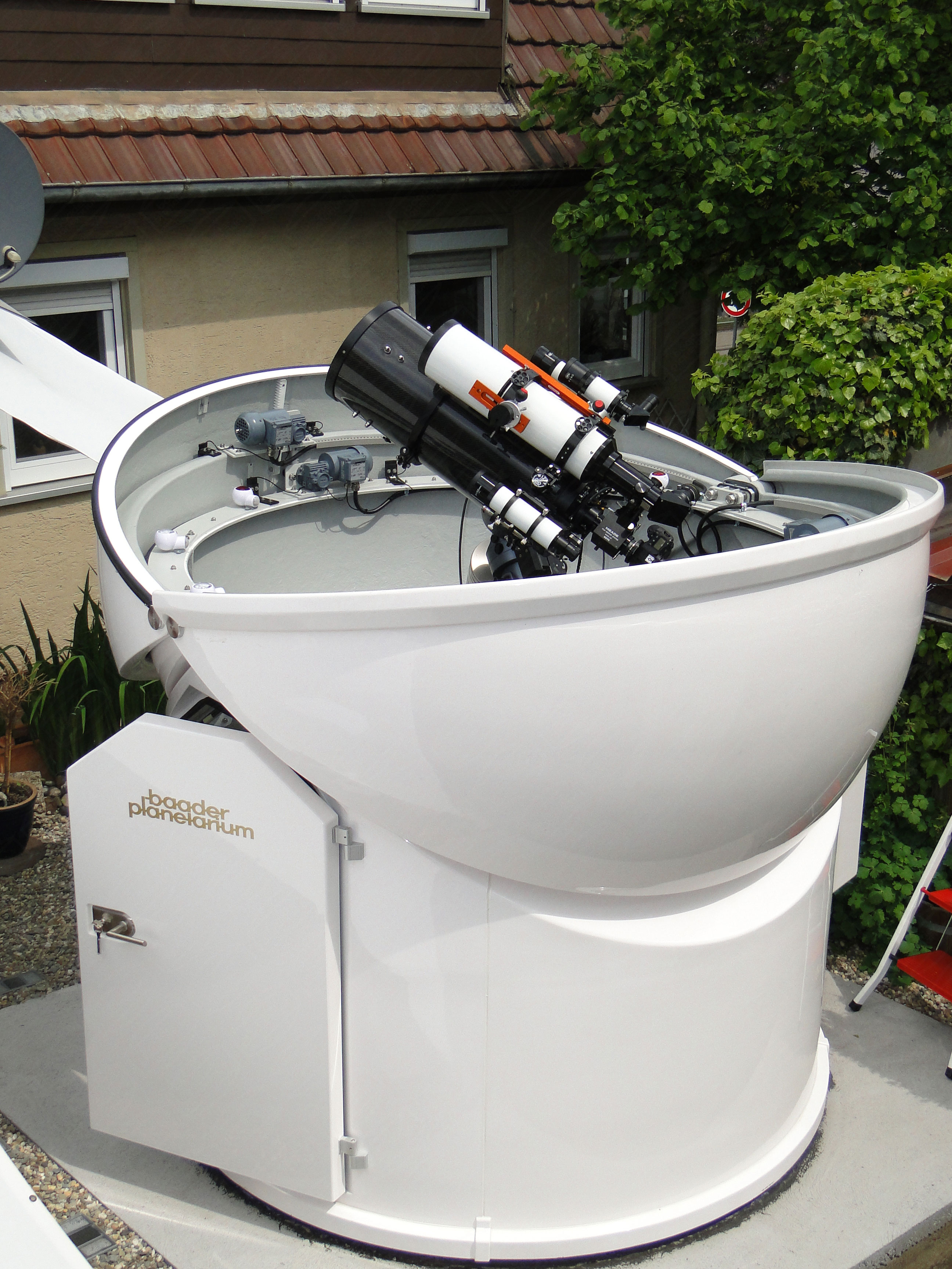 Anwendungsbild: 2.3m AllSky Kuppel mit Geräten nach Installation für einen Amateurastronom